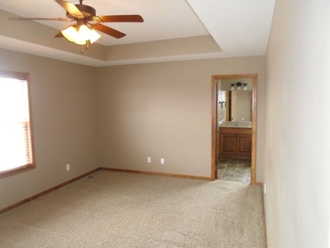 Building Photo - Beautiful Home Great Location