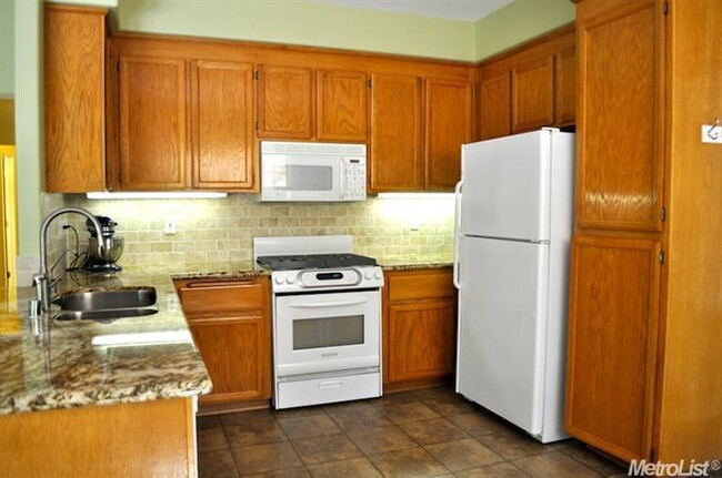 Building Photo - Comfortable Contemporary  Furnished home