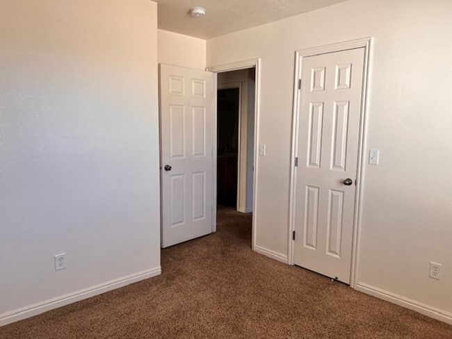 Building Photo - 3 Bed 2 bathroom house