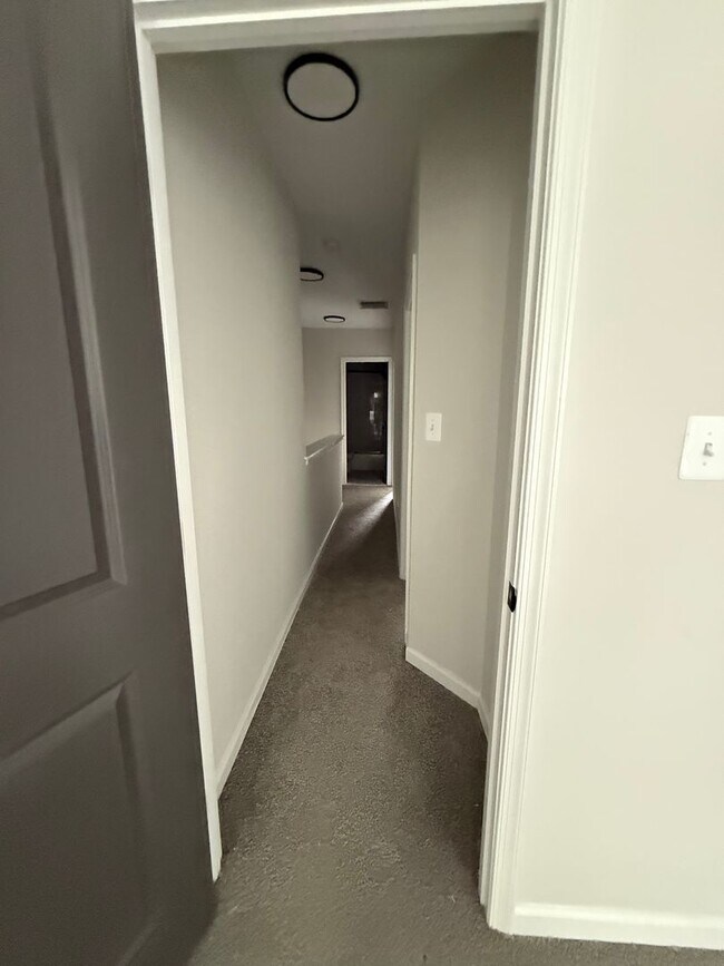 Building Photo - Newly Renovated Townhouse