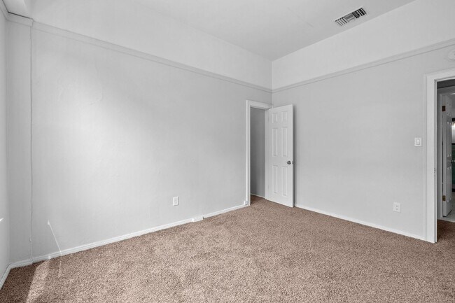 Building Photo - Lovely Hillcrest One bedroom apartment