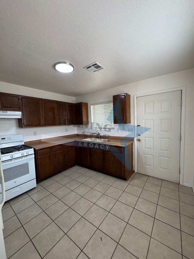 Building Photo - Cute 2-Bedroom Duplex