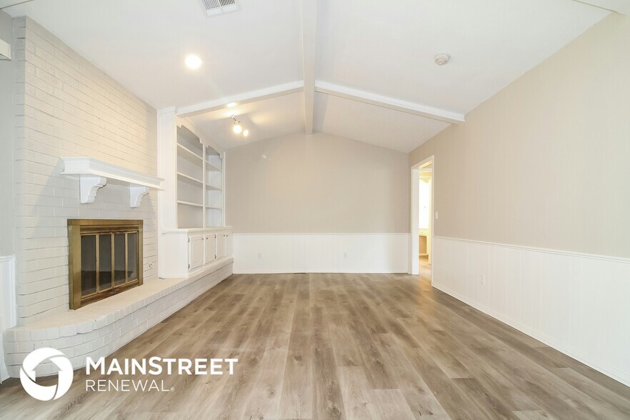 Building Photo - 5513 Cloverlawn Dr