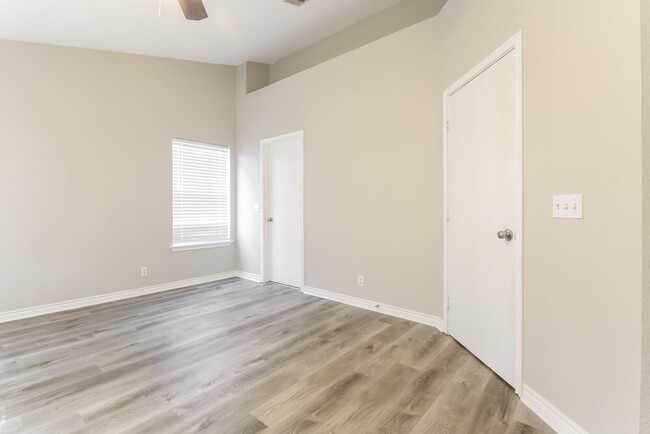 Building Photo - 2608 Hill Street Cove