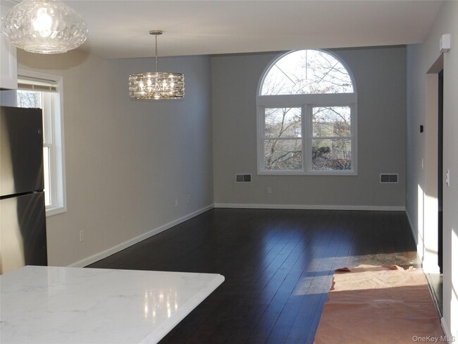 Building Photo - 18 Deer Crossing Dr