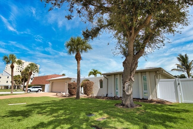 Building Photo - Seasonal Venice Island Pool Home half block from Golden Beach deeded access to the Gulf!