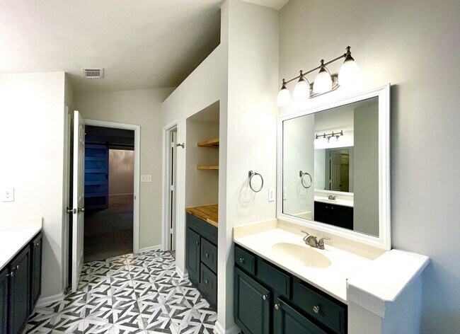 Building Photo - 6207 Oaken Gate Dr S