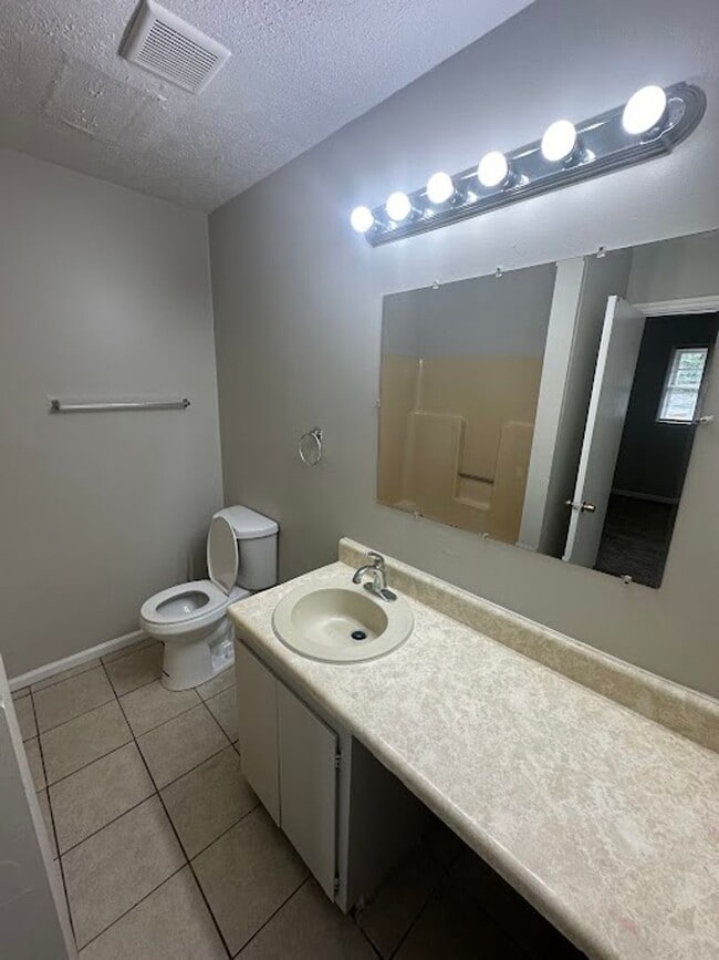 Building Photo - 3 bed 2 bath in Atlanta!