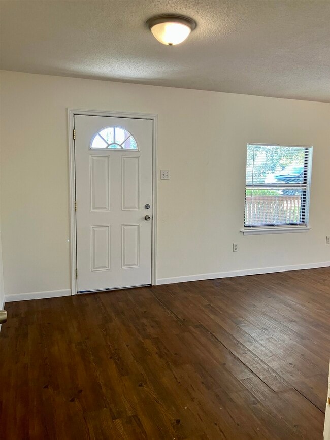 Building Photo - 144 W Hickory Dr