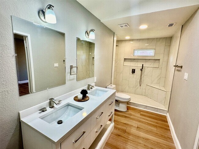 Building Photo - 4428 San Fernando Ln