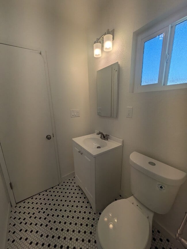 Building Photo - $$$$$$500 MOVE IN BONUS!!!!Freshly Remodel...