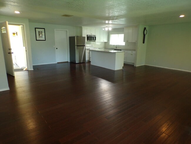 Building Photo - 11865 SW Ebberts Ct