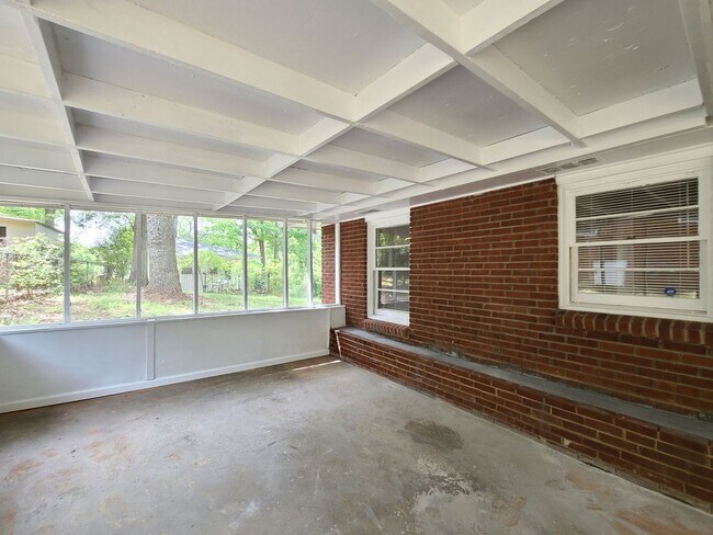 Building Photo - Cutest Bungalow in the Heart of Hapeville 3 bed/2 bath