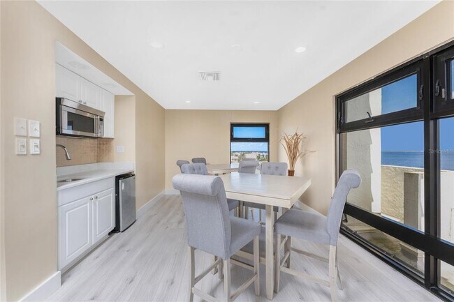 Building Photo - 1500 Park Beach Cir