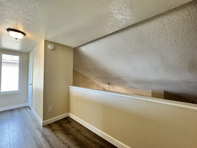 Building Photo - Great 3 bedroom 2 bath culdesac lot with f...