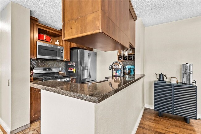 Building Photo - Corner end unit Two Bedroom Two Bath Townh...