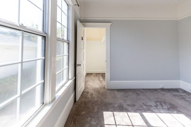 Building Photo - Large updated 2 bedroom, walk to Downtown,...
