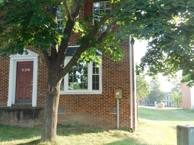 Building Photo - End unit townhouse on the east side of Winchester