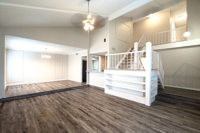 Building Photo - 1121 Via Del Rey