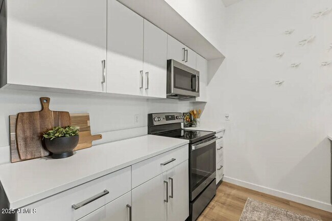 Building Photo - 301 W Roosevelt St