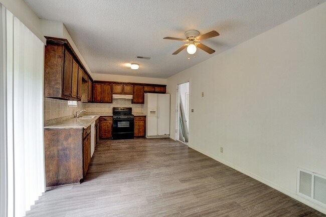 Building Photo - 4 Bed | 2 Bath | Broken Arrow | October