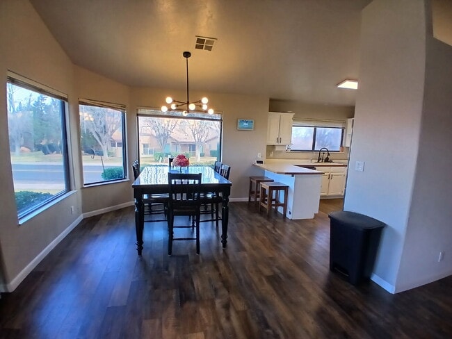 Building Photo - Pool, pickleball, views plus 3 bed 2 bath home.