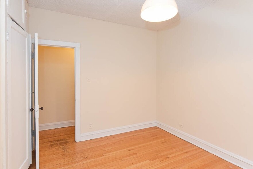 Building Photo - 3626 N Racine Ave