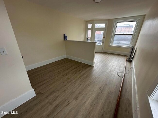 Building Photo - 16 Caroline St