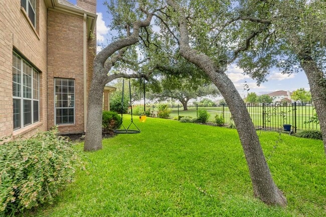 Building Photo - 2147 Hilton Head Dr