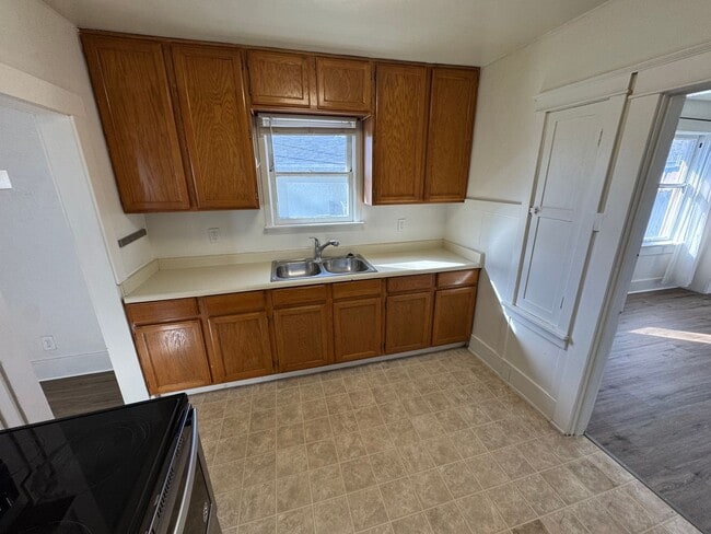 Building Photo - Centrally located 2 bedroom house