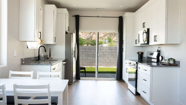 Building Photo - Private Bedroom with Private Bathroom – Fully Furnished & Move In Ready