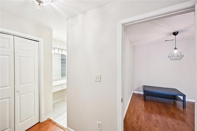 Building Photo - 2303 Pine Heights Dr NE