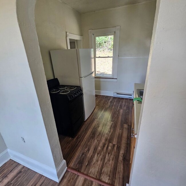 Building Photo - 2 bedroom, 1 bath, 2 story single family h...