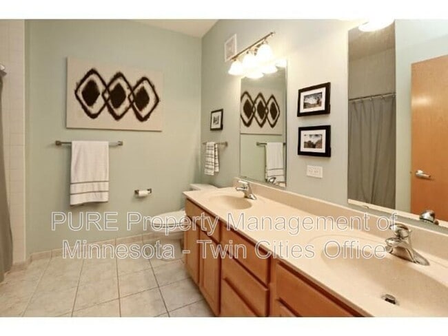 Building Photo - 2565 Franklin Ave