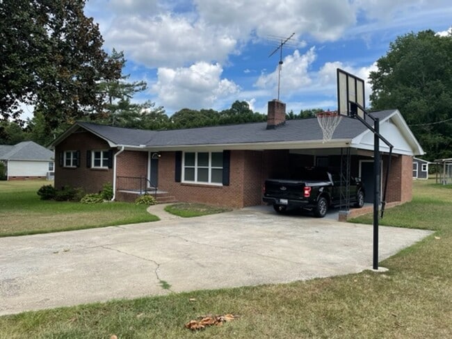 Building Photo - Quiet living on the outskirts of the City!