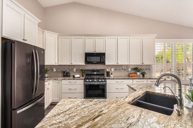 Building Photo - 3-bedroom plus bonus room with 3-car garag...