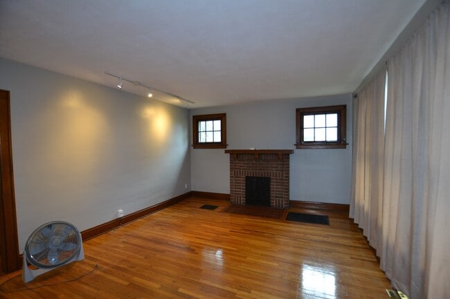 Building Photo - Beautiful woodwork in this incredible Clin...