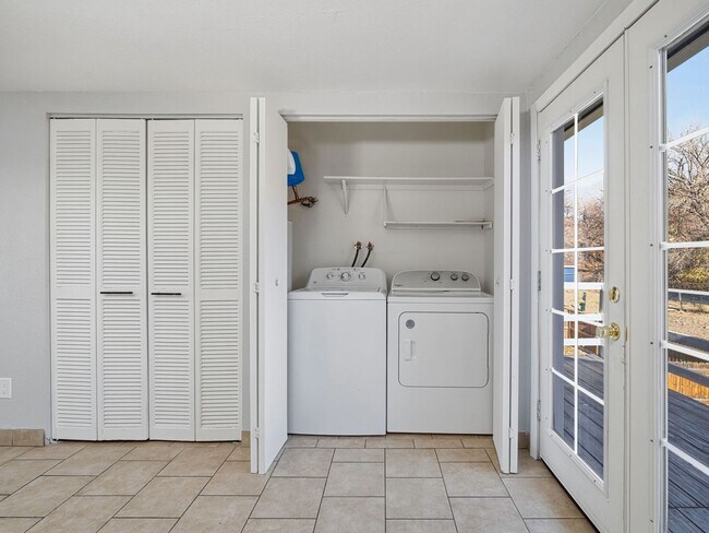 Building Photo - Palisade Perfection: Remodeled Condo Steps from Downtown!