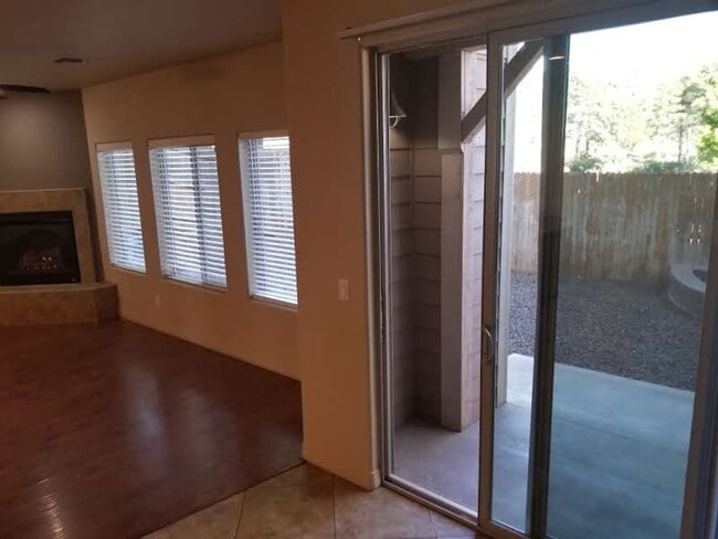 Building Photo - Beautiful, Pet Friendly, Multi-level, 2110 sqft, Luxury Townhouse w/A/C! 3 Bed, 2.5 Bath, + Loft ...