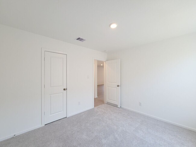 Building Photo - This single-story home shares an open layout between the kitchen, nook and family room for easy e...