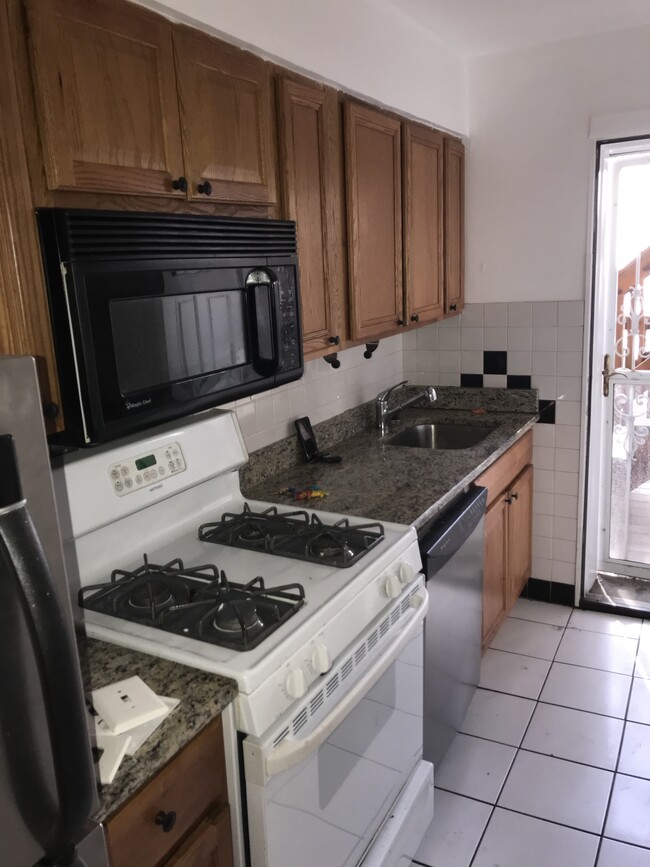 1168/2D kitchen - 1162 - 1168 N La Salle Blvd