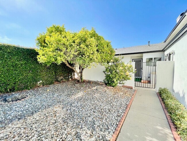 Primary Photo - Bright single level 2 bed 1 bath Duplex