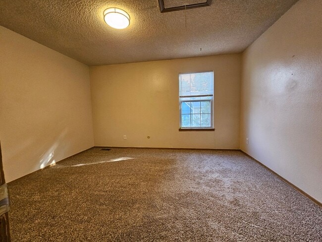 Building Photo - Spacious 2 Bed Townhome w/ Fenced Yard & N...