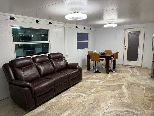 Building Photo - 1077 Fernlea Dr