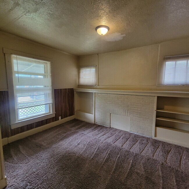 Building Photo - Near Eastside 3BR House!