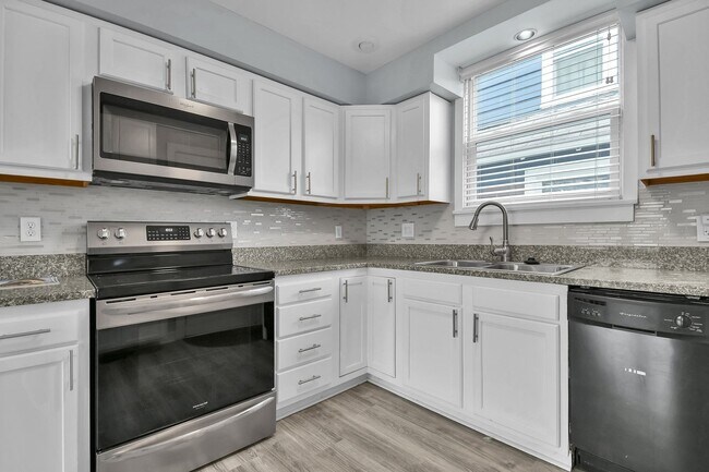 Building Photo - 626 E Jenkins Ave