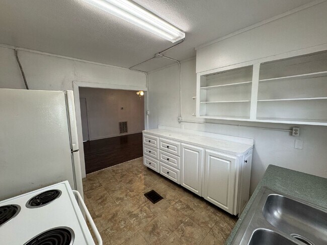 Building Photo - "Charming 3-Bedroom Retreat with Modern Amenities in Lakeland!"