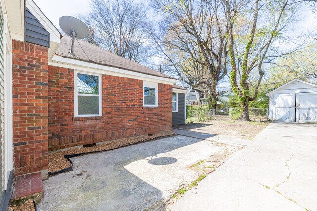 Building Photo - 1055 University St