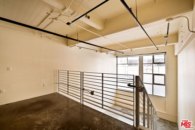 Building Photo - 1130 Flower St