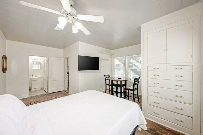Building Photo - Charming Fully Furnished Studio in the Hea...